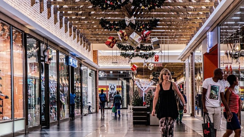 “Resilient” American Consumers Cutting Back Spending, Running Up More Debt This Holiday Season